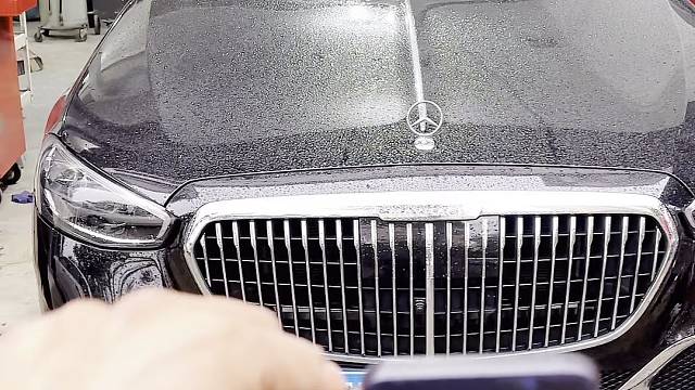 迈巴赫S560现场安装防拆防屏蔽GPS定位防盗系统，提升汽车安全预警功能强大，拆机锁车