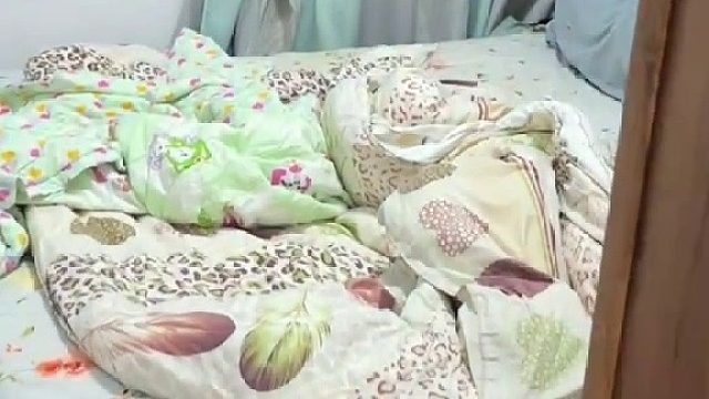 爸爸带儿子睡觉，睡得人都不见了