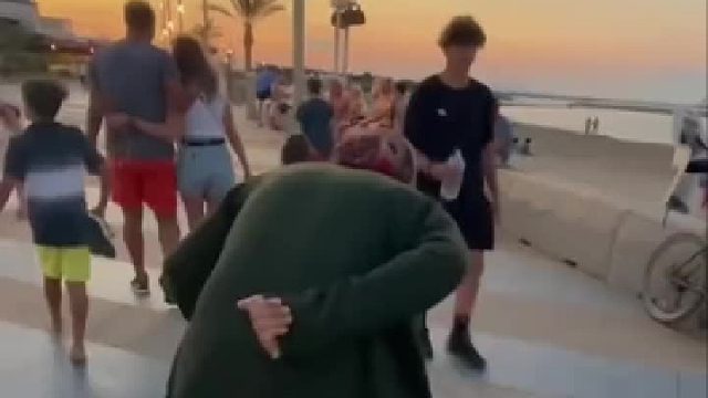 老外这操作又给我看傻了