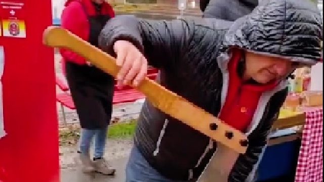 顾客示意老大爷切少点！