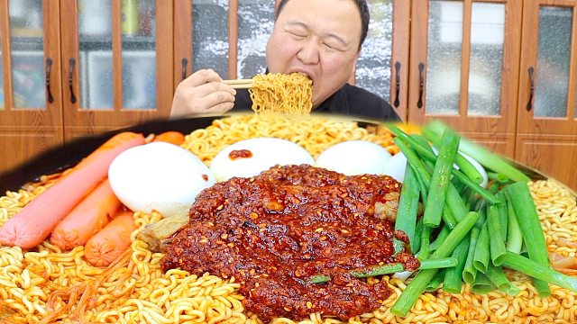 岳父送8斤牛排，阿强做清炖牛排泡面，汤鲜味美，大口吸面，过瘾