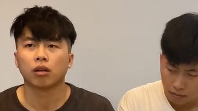 当班里情侣被叫上台