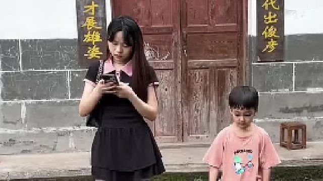 儿子和小姨出去玩，偶然看到，儿子竟然这样做，小姨白带你吃那么多好吃的了