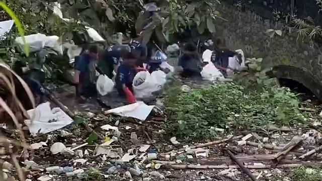 一个印尼公益团体，专门清理水体垃圾，看完超解压……