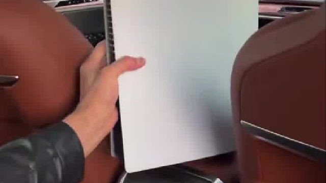 后排这块31英寸，8K的屏幕可以这样玩