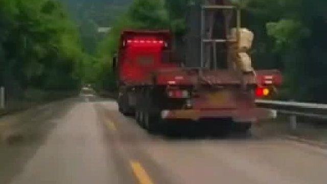 大车得意思是我靠边了小车可以安全超车了，小车鸣笛表示感谢