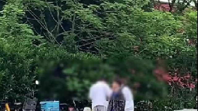 前男友找女孩和好，现男友紧紧抱着不松手