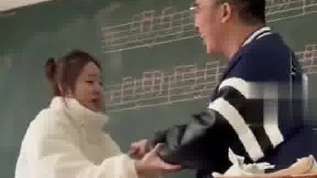 音乐老师通过拍手游戏，让同学们感知节拍，拍摄者表示，是有趣的音乐老师加憨憨室友…