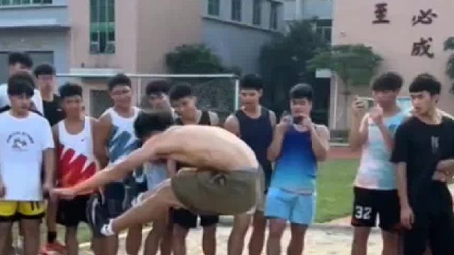 会飞的体育生训练刻苦纵身越出10.45真酷