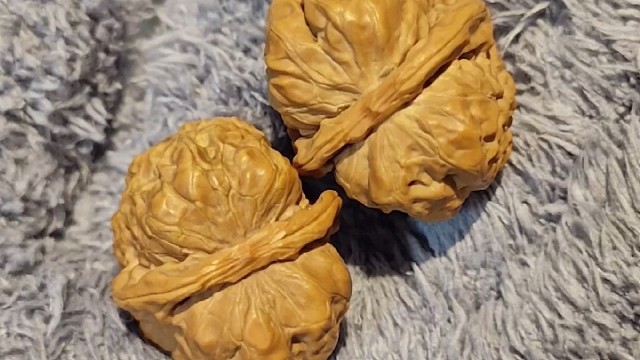 边下棋边盘核桃