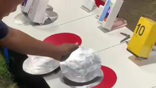 街头盖圈圈挑战，挑战成功还能获得一台手机