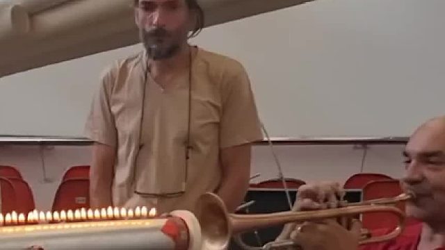 用火焰来直观展现音律的跳动……