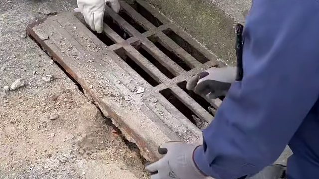 这玩意儿比俺的撬棍好使多了