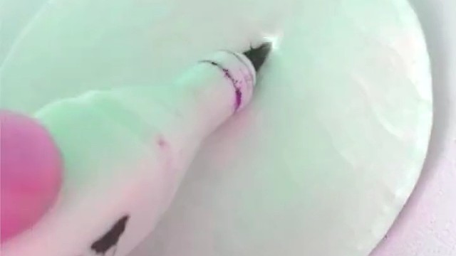 当沾上墨点的棉垫接触水后，色素溶于水中四处扩散。