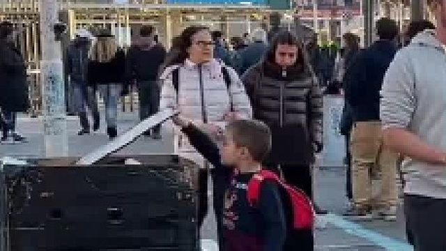 装扮成垃圾桶整蛊路人 那个男孩吓得不轻啊，直接被吓哭了