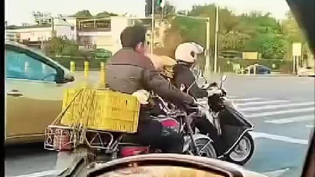 网友 ：本能反应？