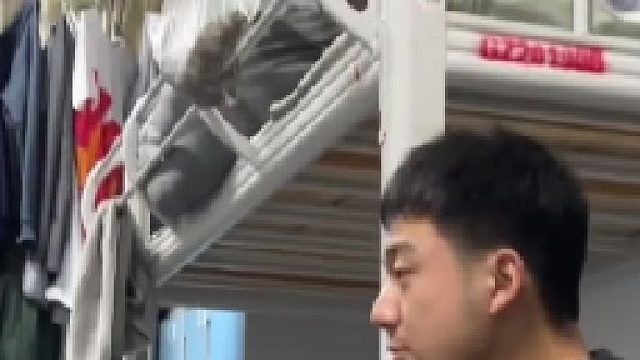 男生宿舍与女友视频众人围观