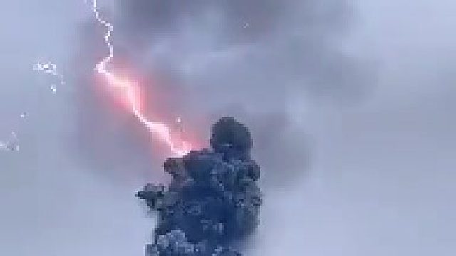 罕见的火山闪电 火山爆发的时候火山灰颗粒会发生碰撞 这时候产生了静电
