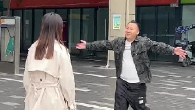 瞒着老婆偷偷跑回家，本想给她一个惊喜，没想到她竟然这样