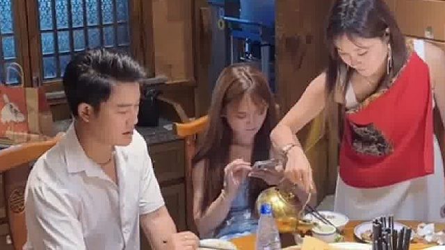 一男子去餐馆吃饭，结果遇到害羞的姐姐