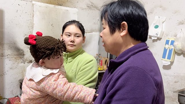 公公刚回老家就闹事，妞妞决定把他接到一起生活，婆婆无奈又生气