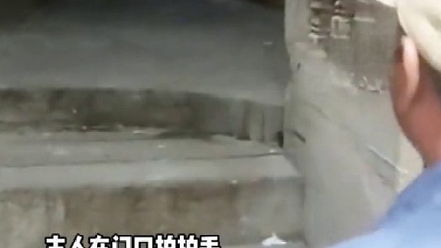 主人晚上下班回家，狗狗飞奔跳到主人身上