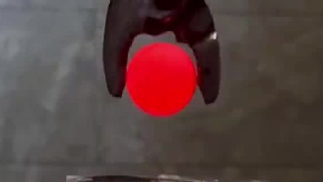 当高温金属球遇上冰块，究竟用什么才能抵挡住高温金属球呢？