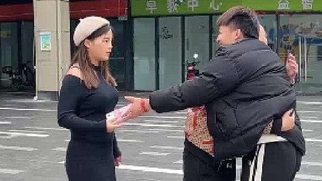 和老婆在外面逛街，没想到遇见了隔壁兄弟，男子当场要求离婚，如果是你，你会怎么做