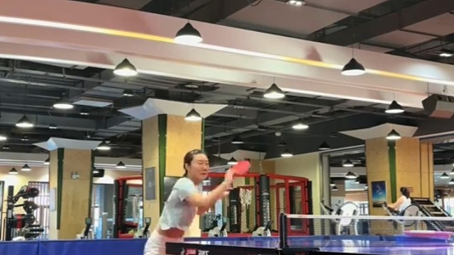 快来跟着美女一起打乒乓啦！