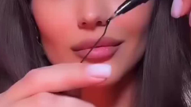 用发夹放大双眼的方法