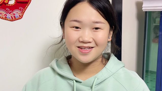 父母背着儿子装修房子，媳妇的举动真感动