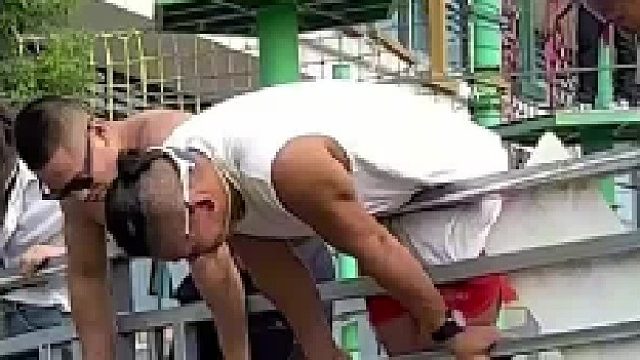 这波爬桥操作方圆十里应该没有对手了吧