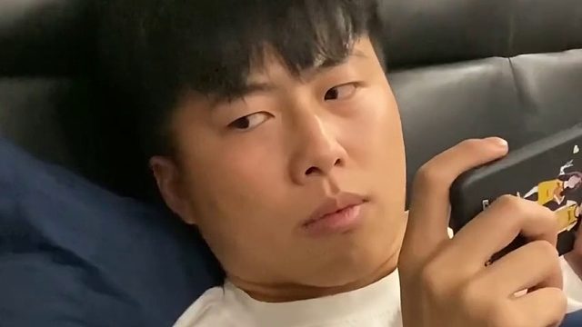 和兄弟睡觉忘记关灯的样子