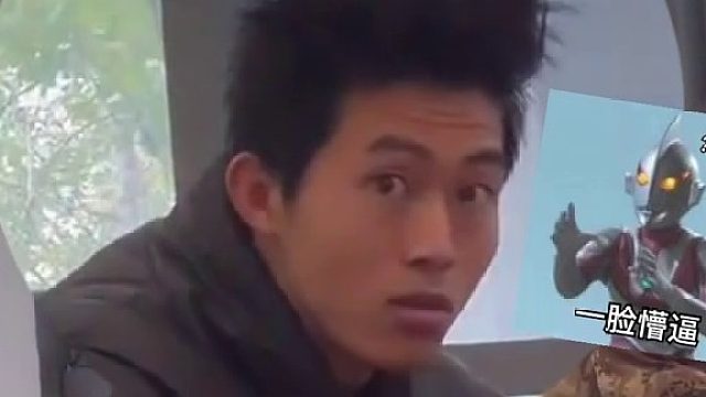 大学生头顶“美式前刺”上课，全班没有一个人值得他洗头的，网友：不是说生活中没那么多观众吗 …