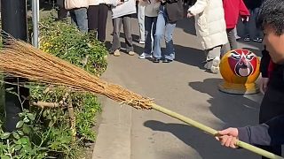 他們?cè)谡沂裁?？原?lái)在找大學(xué)生的“活”
