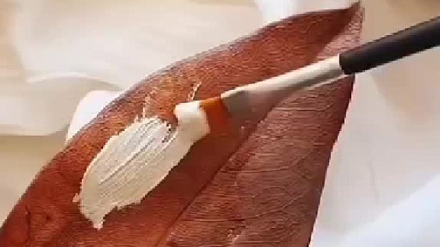 给一片落叶最大的尊重，把它变成漂亮的艺术品，打籽绣的树叶好美啊