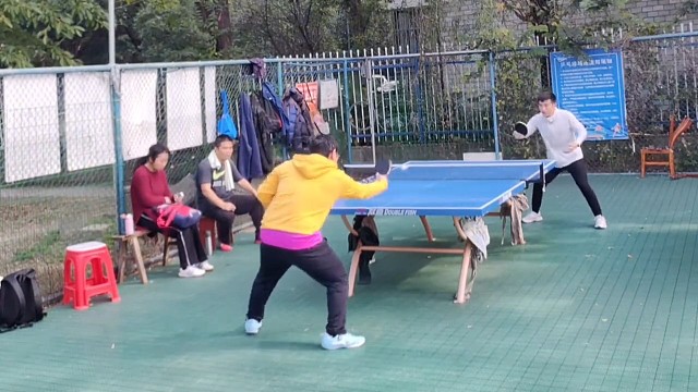 灿烂阳光的乒乓球运动。