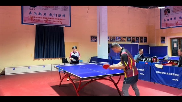 快来和芳姐一起打乒乓啦。