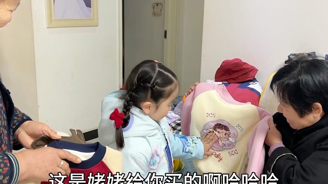 这岳母真给女婿省钱，给俩孩子送完新衣服就走，亲家赶忙堵门不让