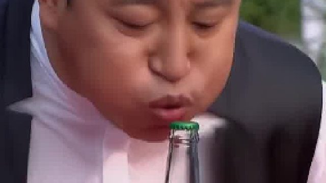 大叔练成一项绝技，能轻松吹倒酒瓶，看似轻松常人却很难做到！