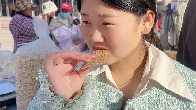 小伙带媳妇去街上赶会，还不忘给岳母买礼物，高兴的岳母出门炫耀