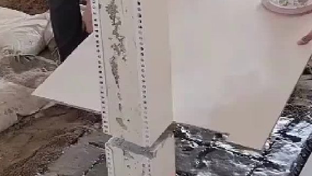 铺砖遇到柱子怎么办？看大师傅的操作，真是一点毛病没有！