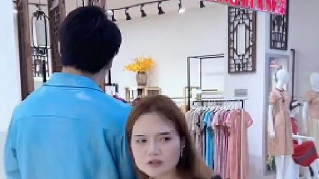 你们知道这个女孩为什么这样做吗