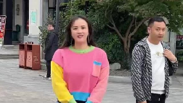 和老婆冷战半个月了，谁也没有搭理谁，今天偷偷来接老婆下班，俗话说夫妻哪有隔夜仇，总得有人先低头