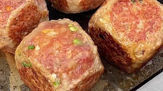 被东北路边摊的肉包饭馋到。。