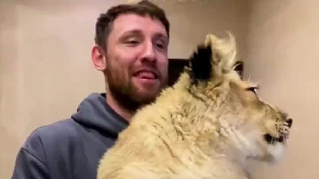 一放下就开始啃咋想的呢