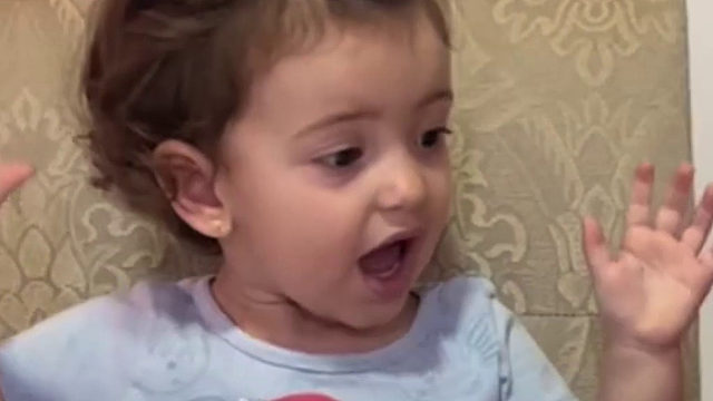 看到自己盘子里没有东西，依然保持微笑