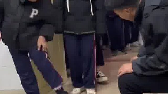 降温天老师坐在班级门口，挨个检查孩子们有没有穿秋裤，场面超温馨