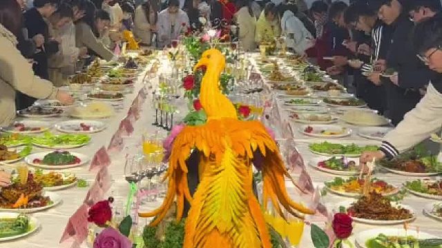 一高校举办校园美食节！网友：这只大鸟是我的