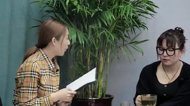 世界上没有所谓的全职太太，只有家庭主妇，当你开口找别人要钱的那一刻你就已经输了